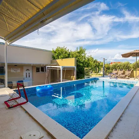 Field Hill With Swimming Pool And Tennis Court Βίλα