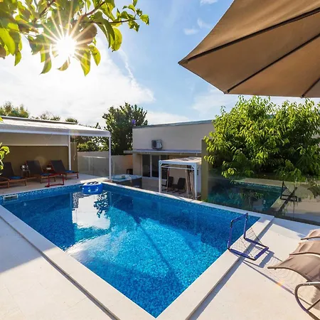 Field Hill With Swimming Pool And Tennis Court Βίλα