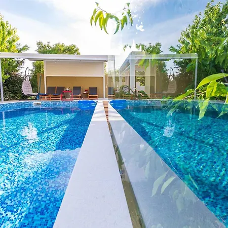 Field Hill With Swimming Pool And Tennis Court Βίλα Poljica-Brig