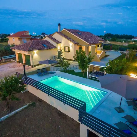 Field Hill With Swimming Pool And Tennis Court * Poljica-Brig