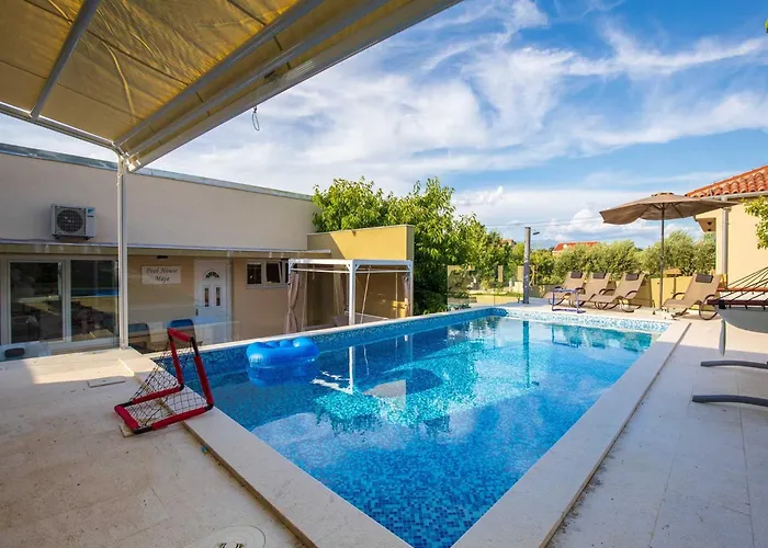 Field Hill With Swimming Pool And Tennis Court Villa