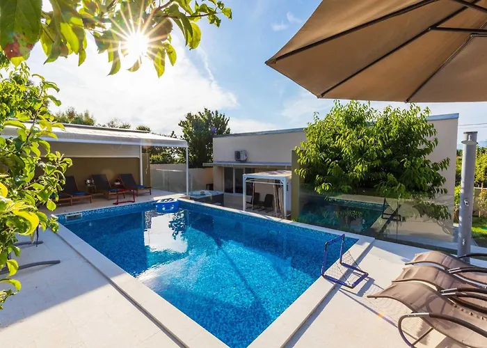 Field Hill With Swimming Pool And Tennis Court Villa