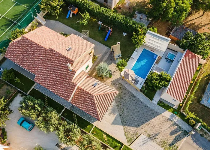 Field Hill With Swimming Pool And Tennis Court * Poljica-Brig