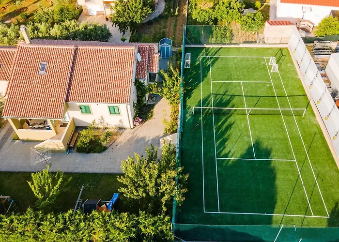 Villa Field Hill With Swimming Pool And Tennis Court