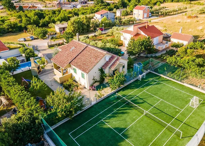 Villa Field Hill With Swimming Pool And Tennis Court *