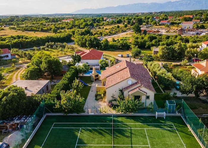 Field Hill With Swimming Pool And Tennis Court Poljica-Brig