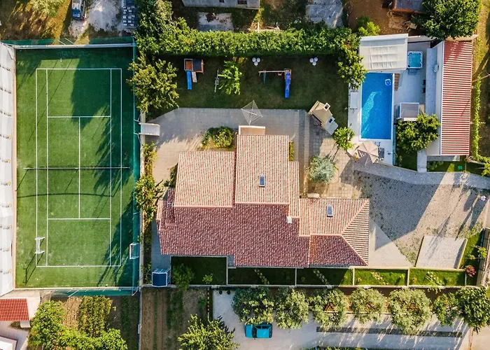 Field Hill With Swimming Pool And Tennis Court Villa *