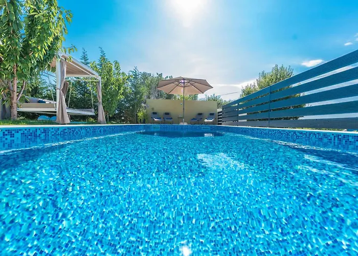Field Hill With Swimming Pool And Tennis Court *
