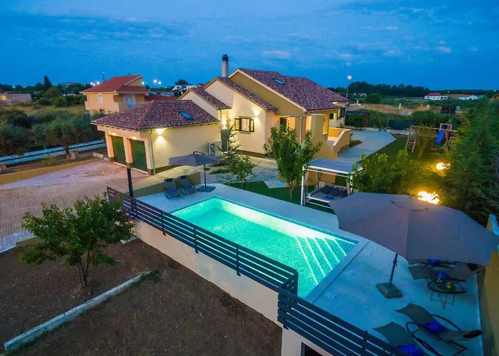Field Hill With Swimming Pool And Tennis Court * Poljica-Brig