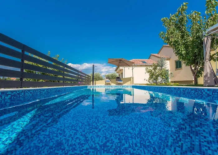 Villa Field Hill With Swimming Pool And Tennis Court