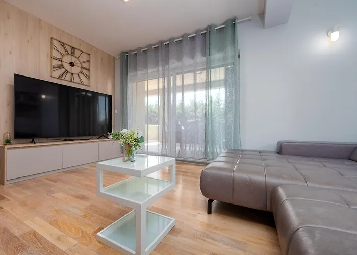 Field Hill With Swimming Pool And Tennis Court Villa *