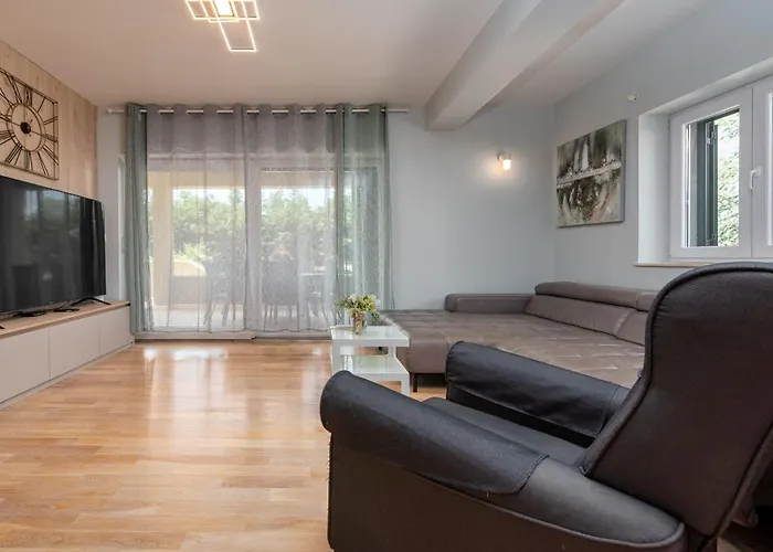 Field Hill With Swimming Pool And Tennis Court * Poljica-Brig