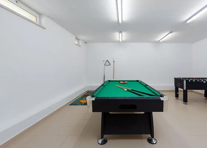 Villa Field Hill With Swimming Pool And Tennis Court *
