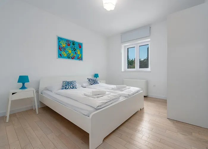Field Hill With Swimming Pool And Tennis Court *