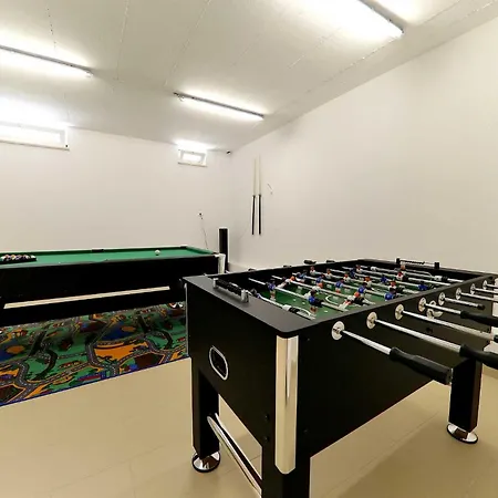 Villa Field Hill With Swimming Pool And Tennis Court *