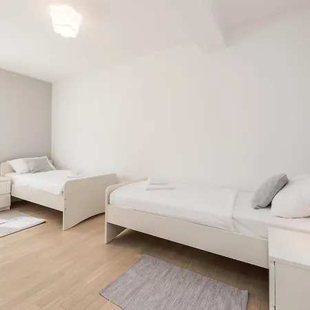 Field Hill With Swimming Pool And Tennis Court Villa *