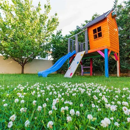 Field Hill With Swimming Pool And Tennis Court Villa