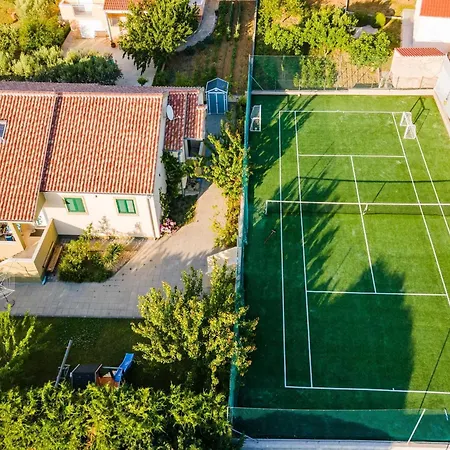 Villa Field Hill With Swimming Pool And Tennis Court