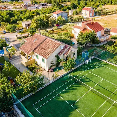 Villa Field Hill With Swimming Pool And Tennis Court *