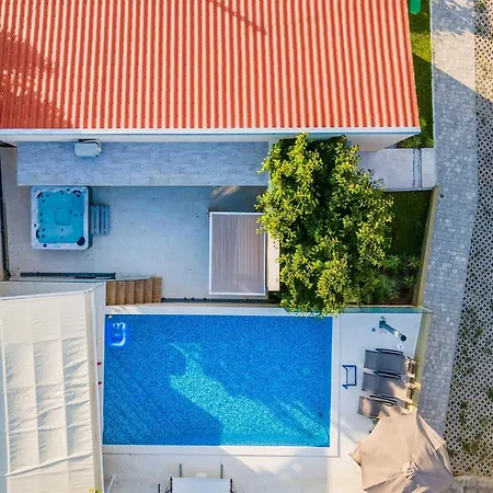 Field Hill With Swimming Pool And Tennis Court *