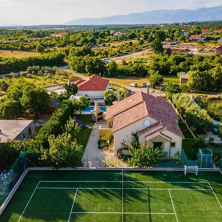 Field Hill With Swimming Pool And Tennis Court Poljica-Brig