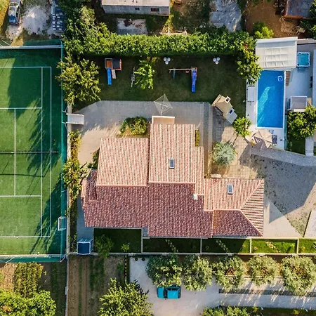 Field Hill With Swimming Pool And Tennis Court Villa *