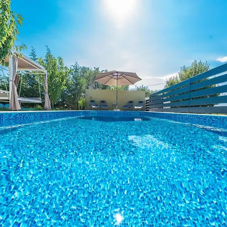 Field Hill With Swimming Pool And Tennis Court *