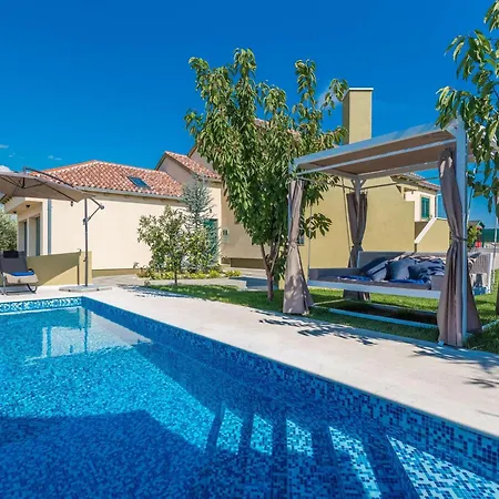 Field Hill With Swimming Pool And Tennis Court Poljica-Brig