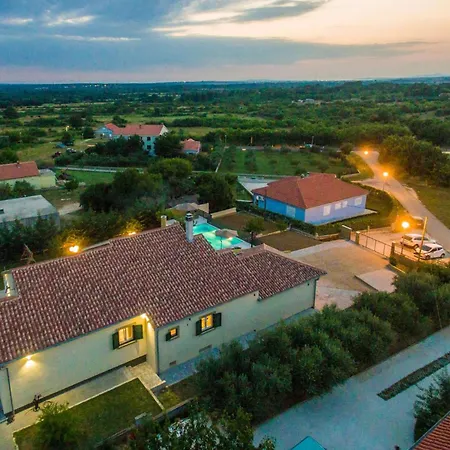 Field Hill With Swimming Pool And Tennis Court Villa