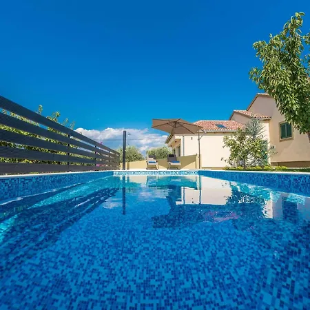 Villa Field Hill With Swimming Pool And Tennis Court