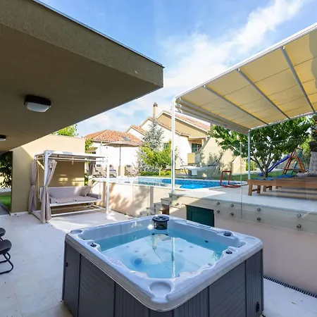 Field Hill With Swimming Pool And Tennis Court Poljica-Brig