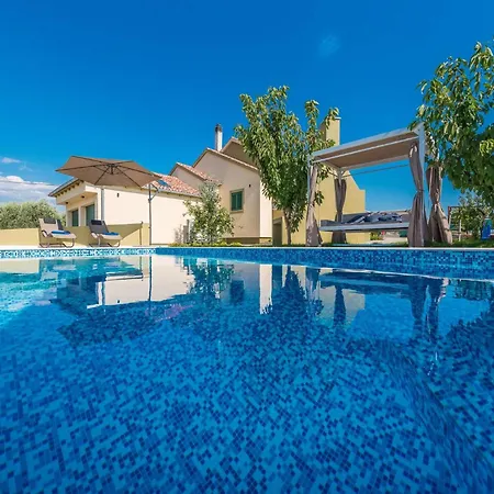 Field Hill With Swimming Pool And Tennis Court * Poljica (Zadar)