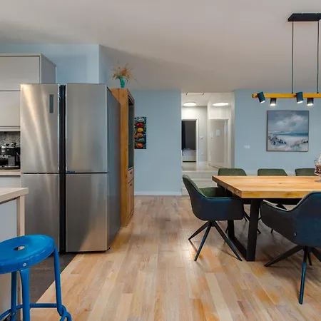 Villa Field Hill With Swimming Pool And Tennis Court