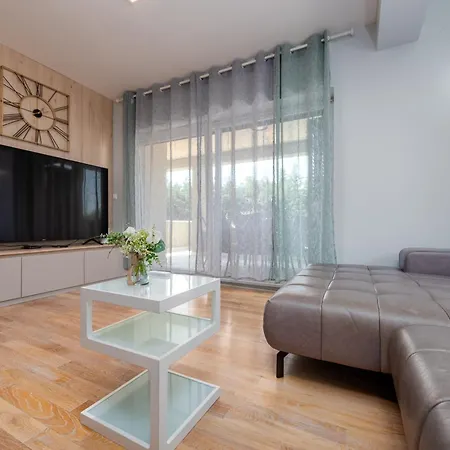 Field Hill With Swimming Pool And Tennis Court Villa *