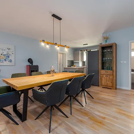 Field Hill With Swimming Pool And Tennis Court *