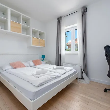 Field Hill With Swimming Pool And Tennis Court Villa