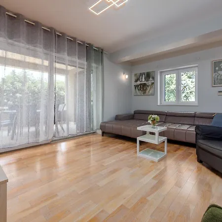 Villa Field Hill With Swimming Pool And Tennis Court