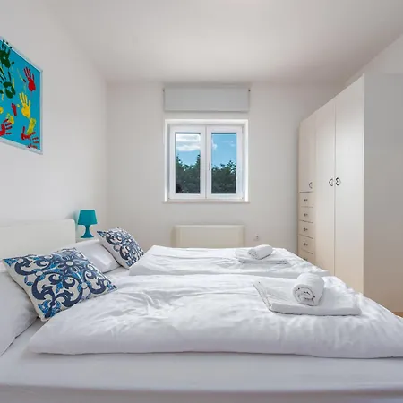 Villa Field Hill With Swimming Pool And Tennis Court *