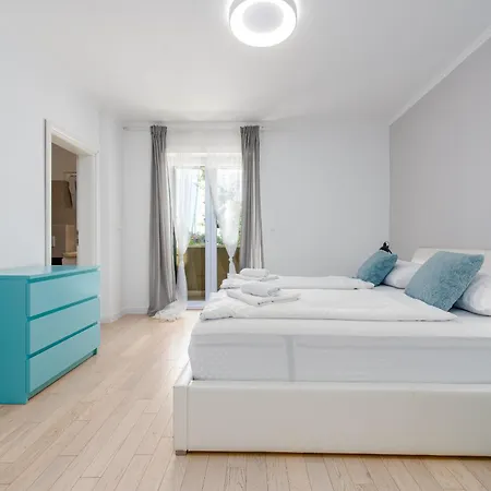 Field Hill With Swimming Pool And Tennis Court Poljica-Brig