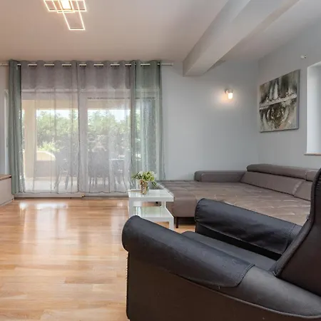 Field Hill With Swimming Pool And Tennis Court * Poljica-Brig