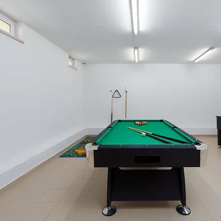 Villa Field Hill With Swimming Pool And Tennis Court *