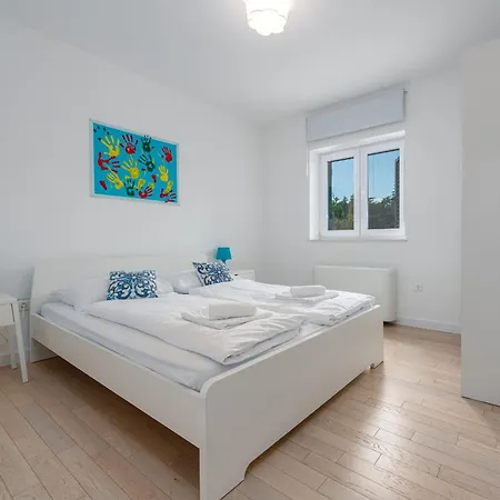 Field Hill With Swimming Pool And Tennis Court *