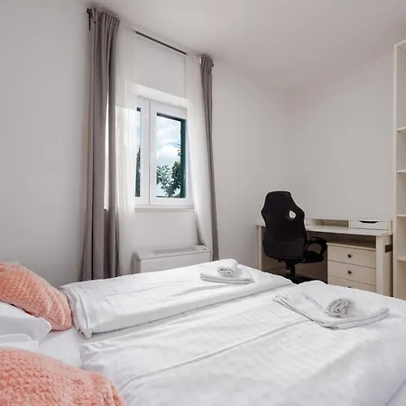 Field Hill With Swimming Pool And Tennis Court Poljica-Brig