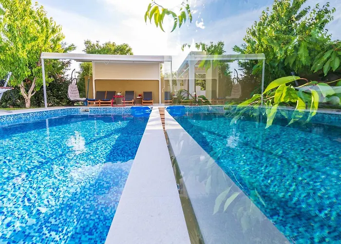 Field Hill With Swimming Pool And Tennis Court וילה Poljica-Brig