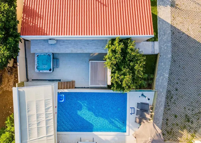 Field Hill With Swimming Pool And Tennis Court *
