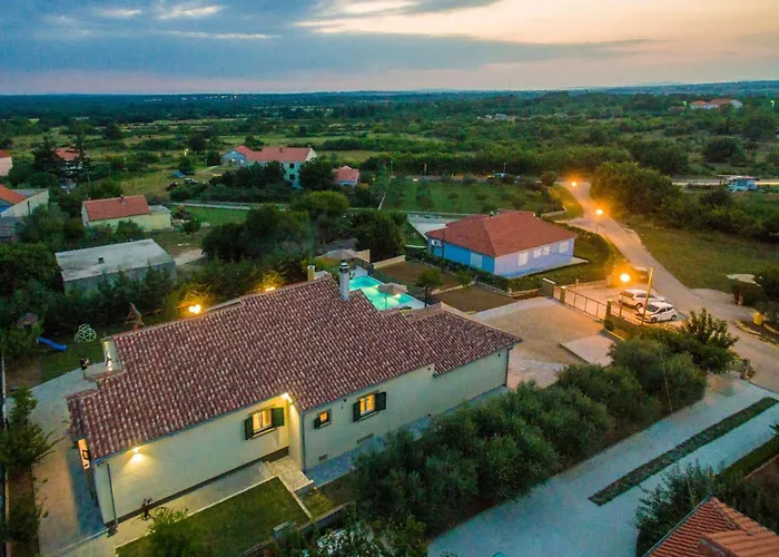 Field Hill With Swimming Pool And Tennis Court וילה